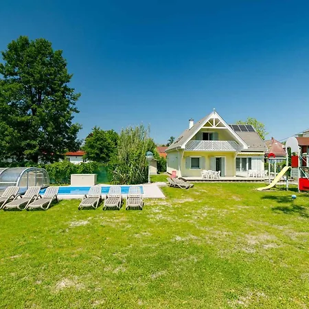 Ferienhaus In Balatonmariafürdo 38170